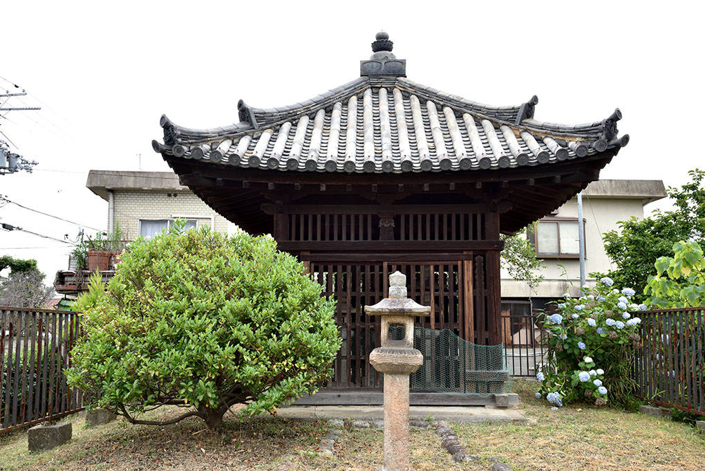 五輪塔覆堂