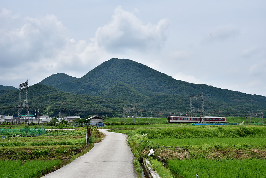 二上山と近鉄電車