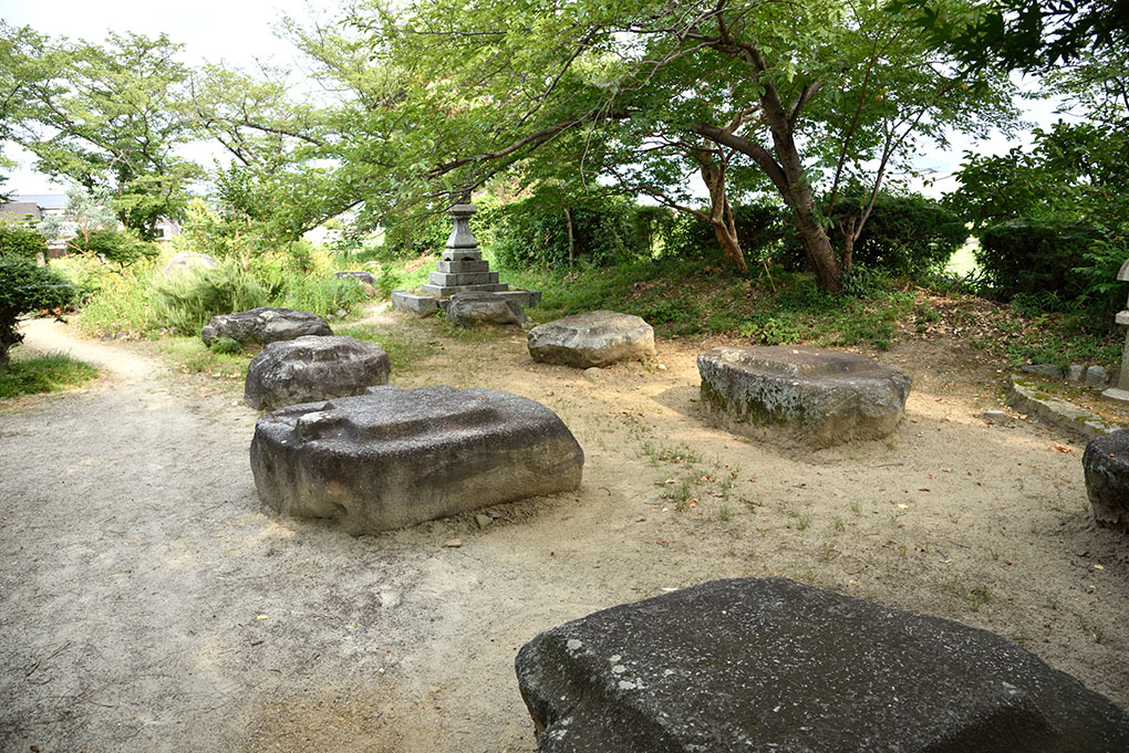 本薬師寺金堂の礎石