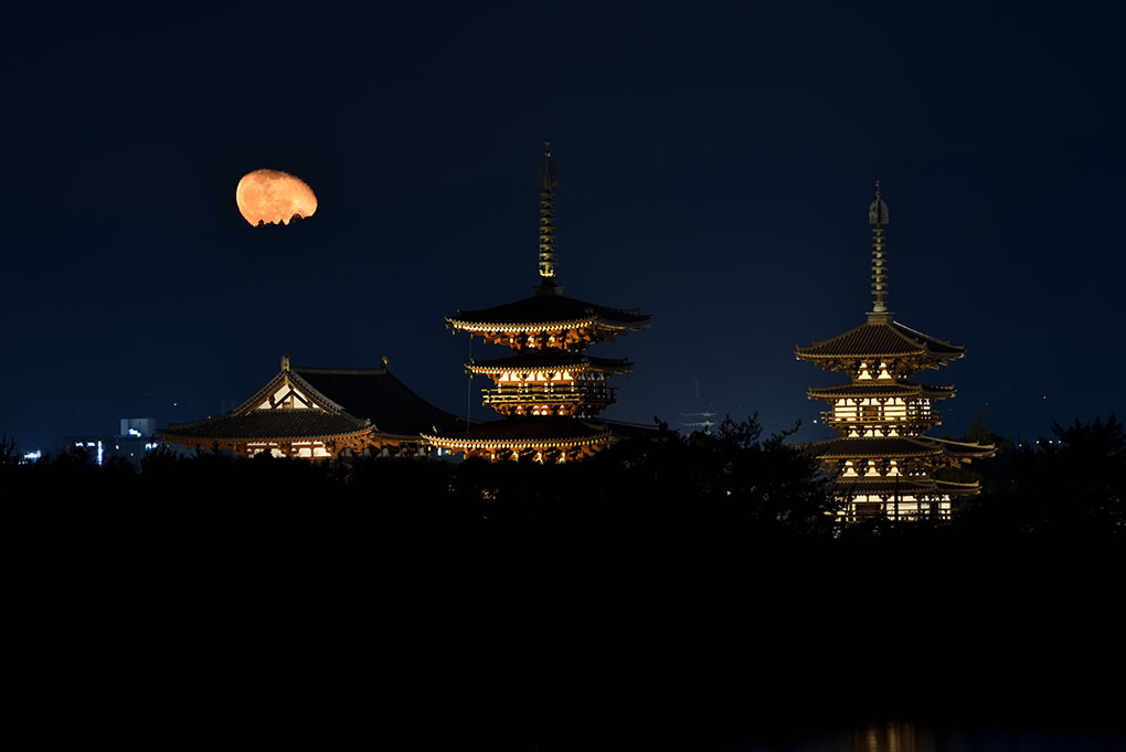 薬師寺と月