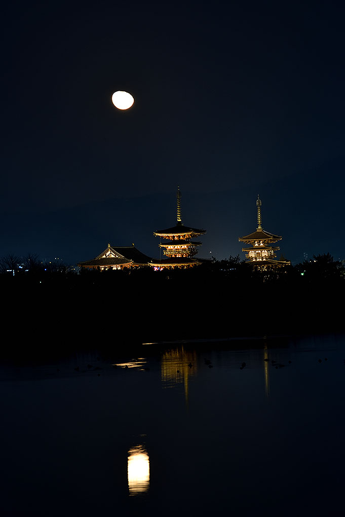 薬師寺と月